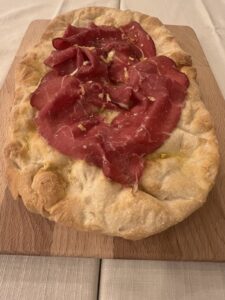 Pinsa con carpaccio di angus, limone di Sorrento e olio EVO DI TORRE DEI BEATI